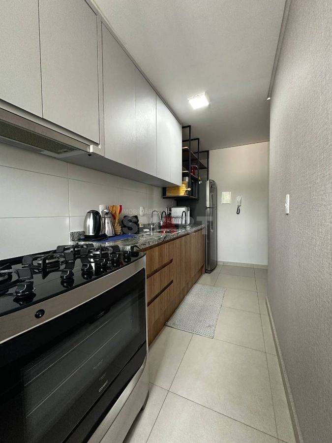 Apartamento semi-mobiliado com 1 suíte + 1 quarto com elevador