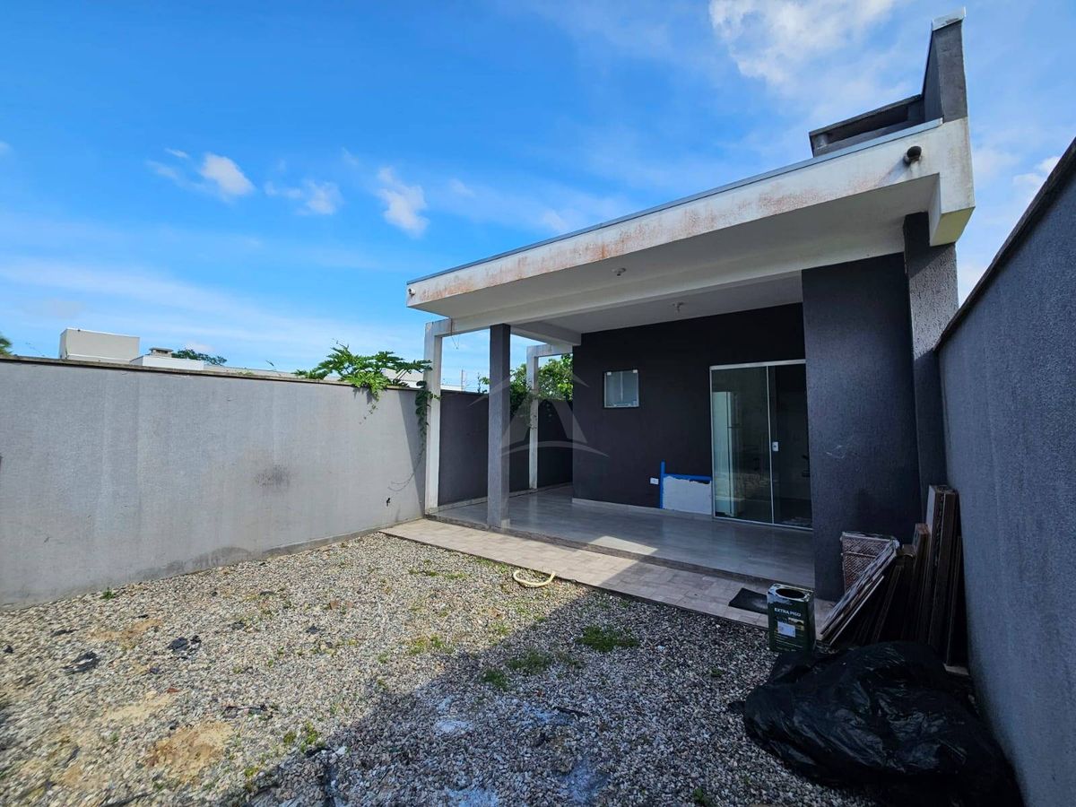 Casa a 600m do mar, 3 quartos sendo 1 suite, barra do sai