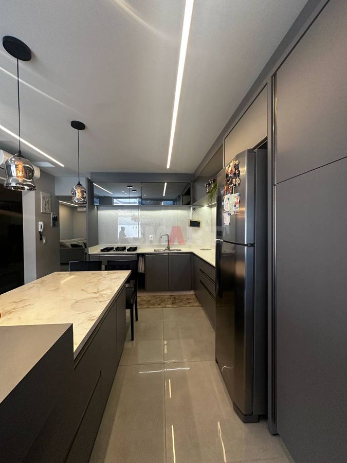 Geminado com 3 quartos e piscina semimobiliado