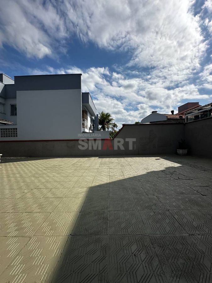 Casa semimobiliada com amplo terreno e 3 dormitórios