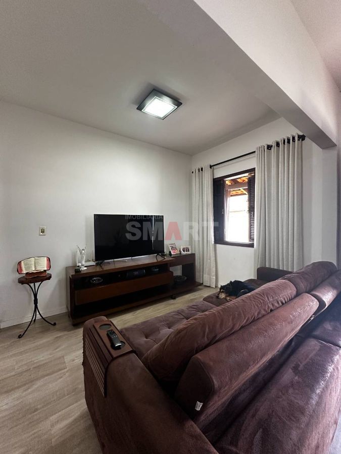Casa semimobiliada com amplo terreno e 3 dormitórios