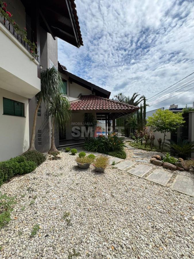 Casa Semimobiliada com 2 Suítes e 1 Quarto no Bairro Vila Nova