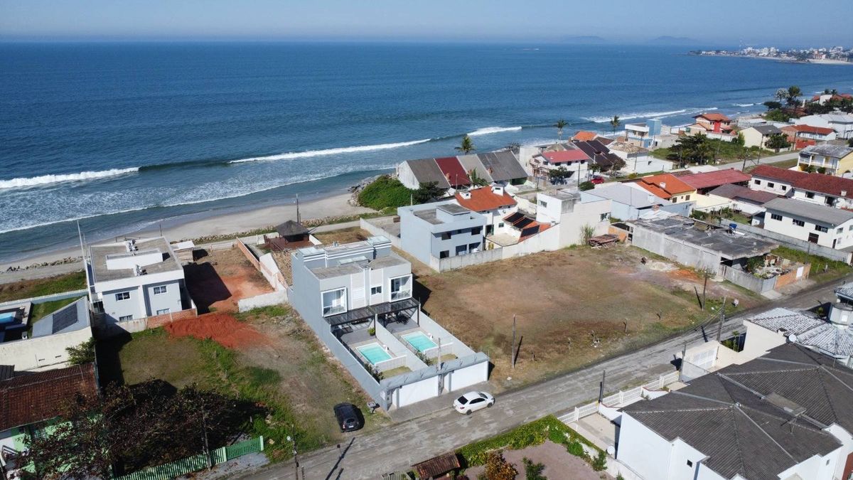 Sobrado quadra mar, com 3 quartos sendo 1 suite, cambijú