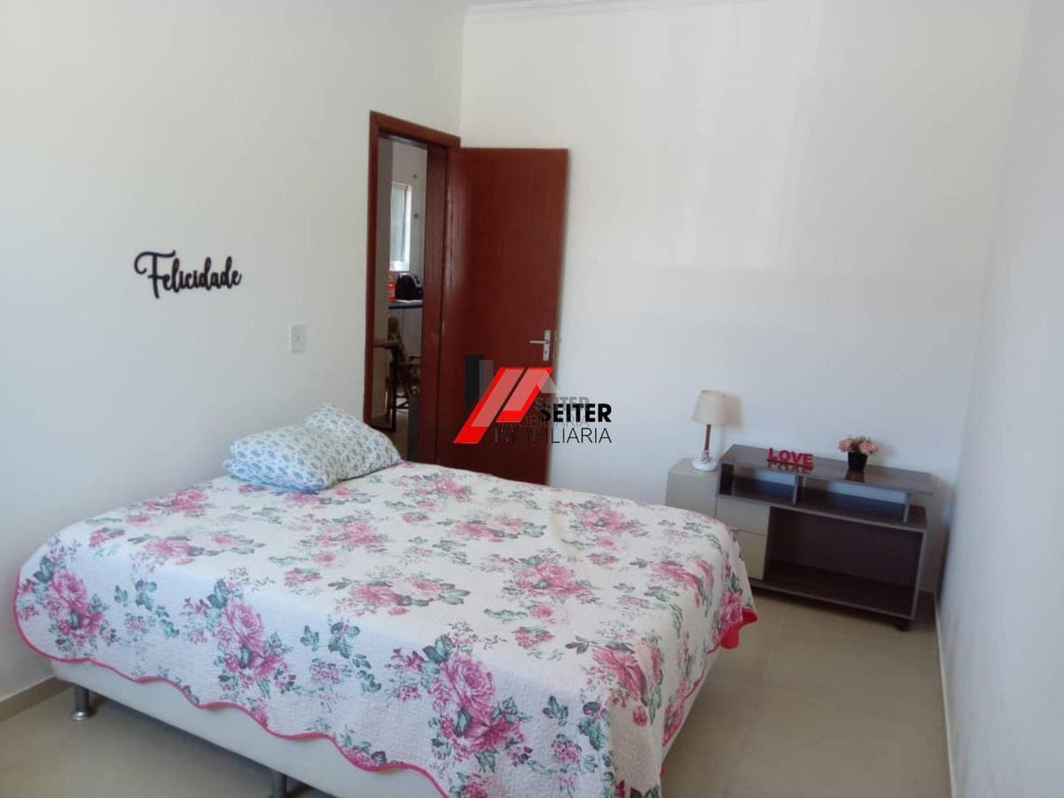Apartamento térreo de 2 dormitórios à venda na praia do Campeche em Florianópolis