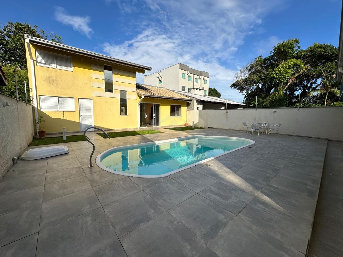 Sobrado com piscina, 3 suítes, bal cambiju