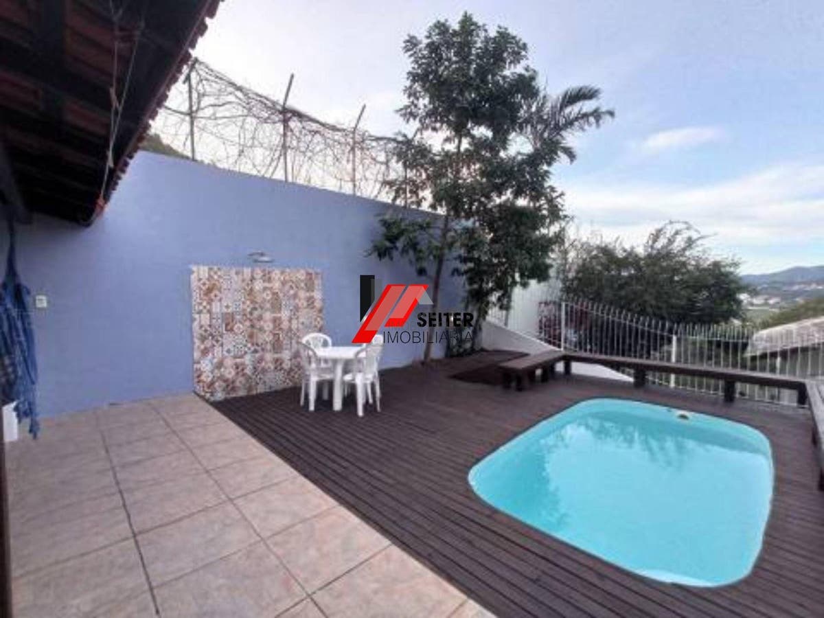 Casa com 3 dormitórios, sendo 1 suíte a venda, com área de 214,82m² Trindade
