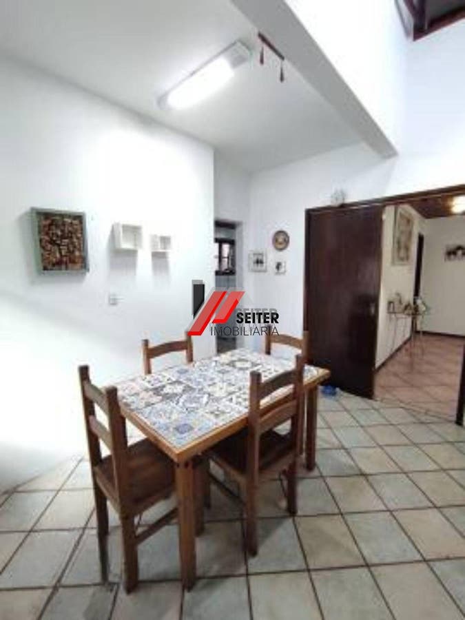 Casa com 3 dormitórios, sendo 1 suíte a venda, com área de 214,82m² Trindade