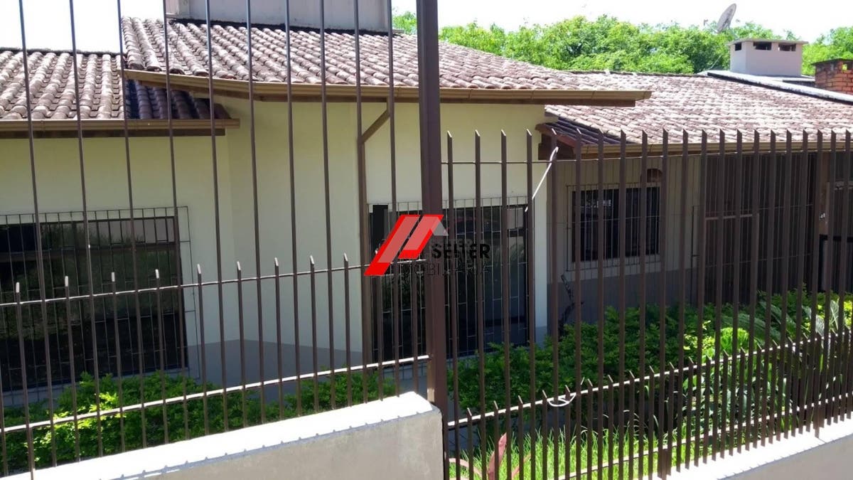 Casa com 4 dormitórios sendo 2 suíte à venda no bairro Pantanal