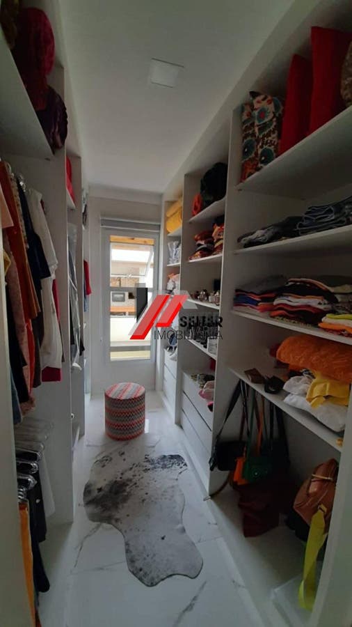 Casa de 4 dormitórios à venda no bairro Rio Vermelho em Florianópolis