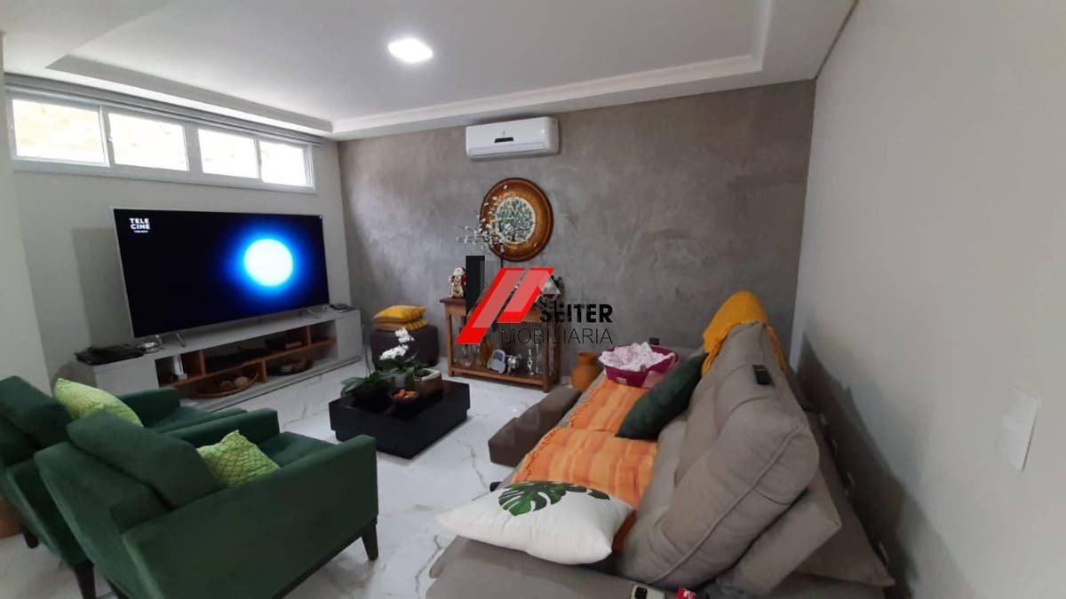 Casa de 4 dormitórios à venda no bairro Rio Vermelho em Florianópolis