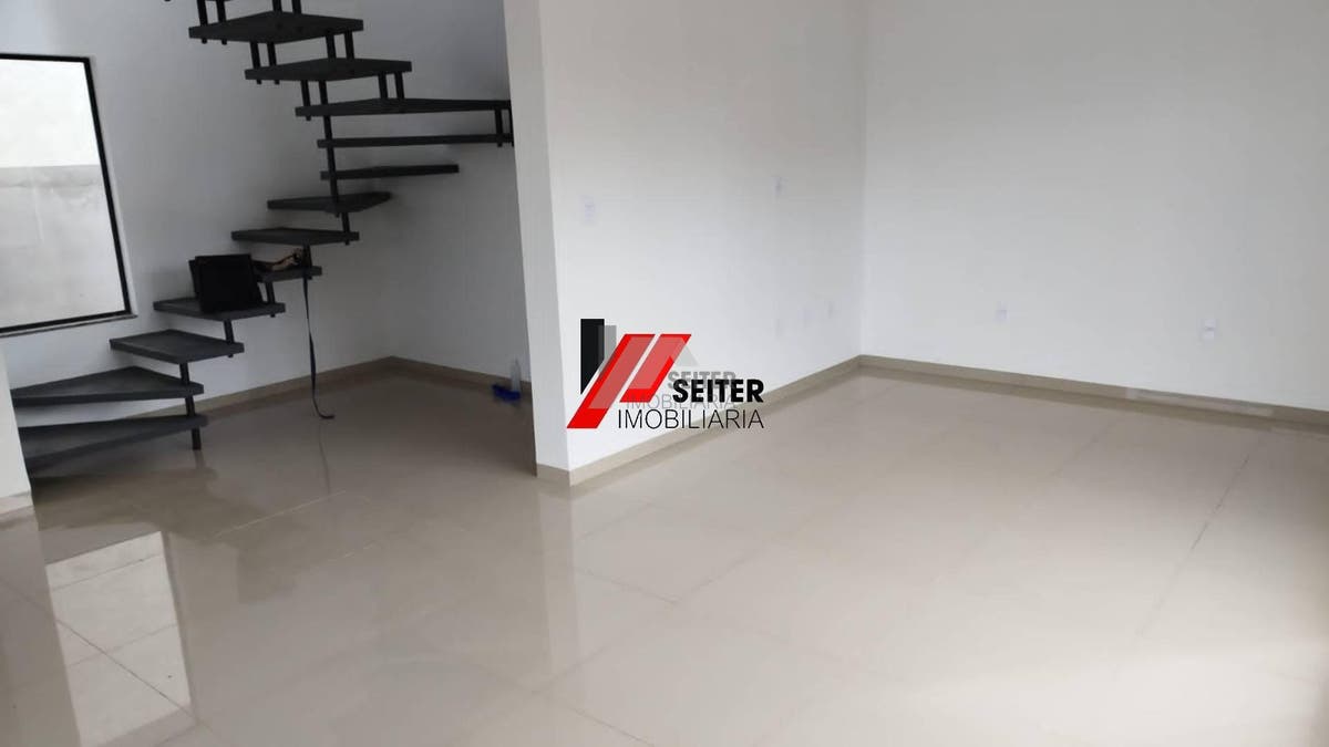 Casa à venda em Florianópolis-SC, bairro Campeche: 3 quartos, 2 suítes, 3 salas, 3 banheiros, 1 vaga de garagem, 182m² de área.