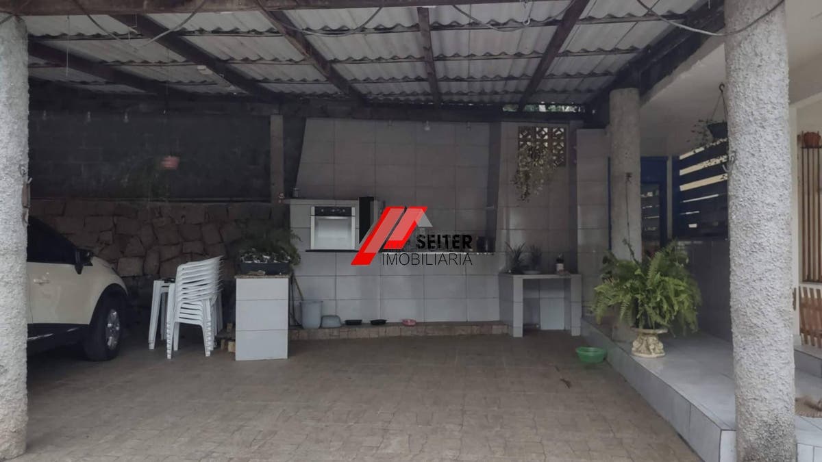 Casa à Venda em Florianópolis-SC Bairro Monte Verde com 7 Quartos