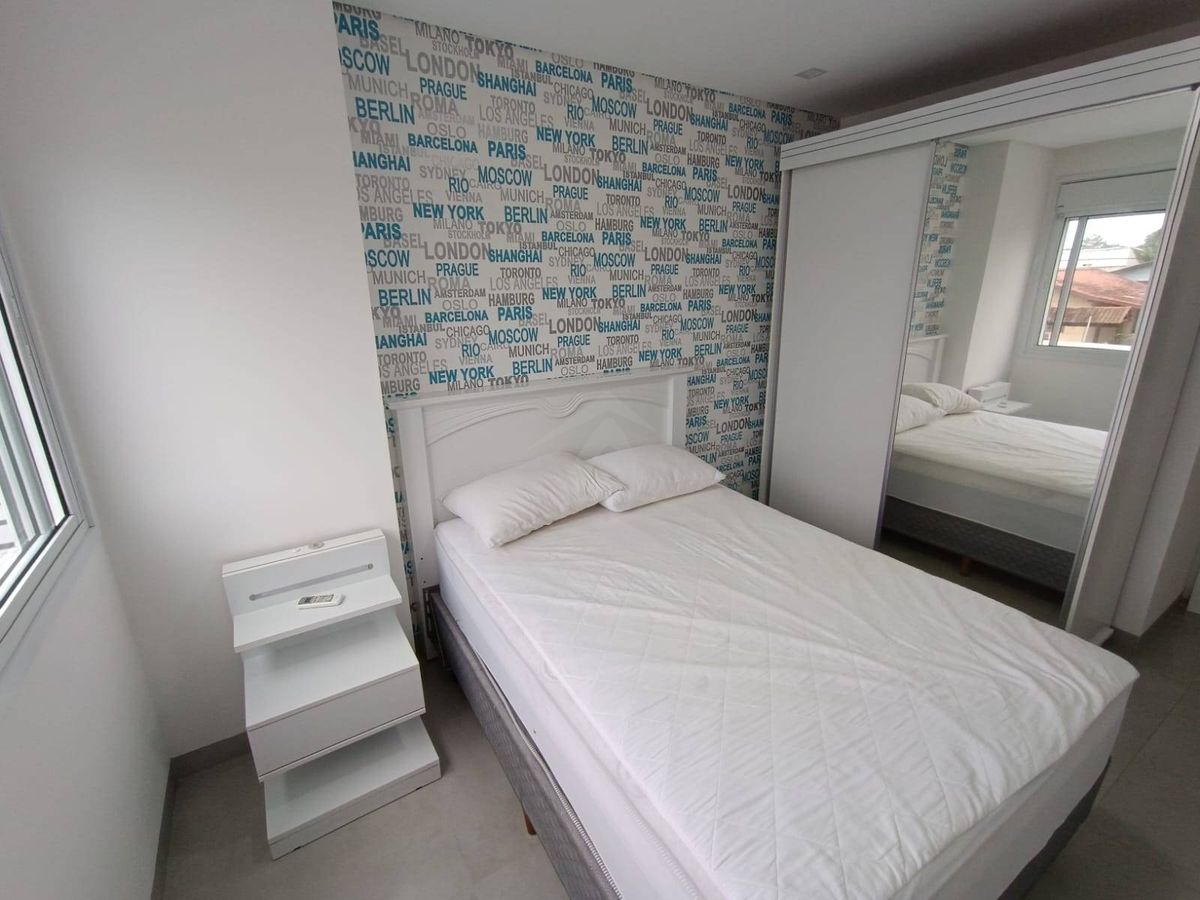 Sobrado quadra mar, com 3 quartos sendo 1 suite, cambijú