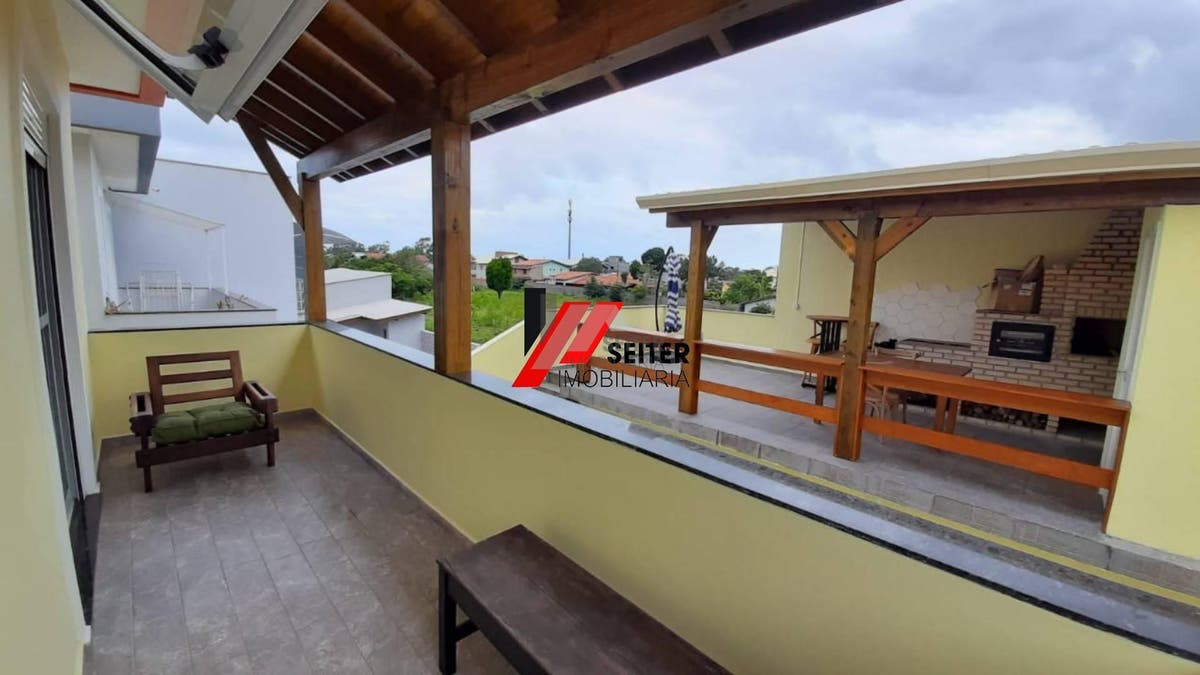 Casa de 4 dormitórios à venda no bairro Rio Vermelho em Florianópolis