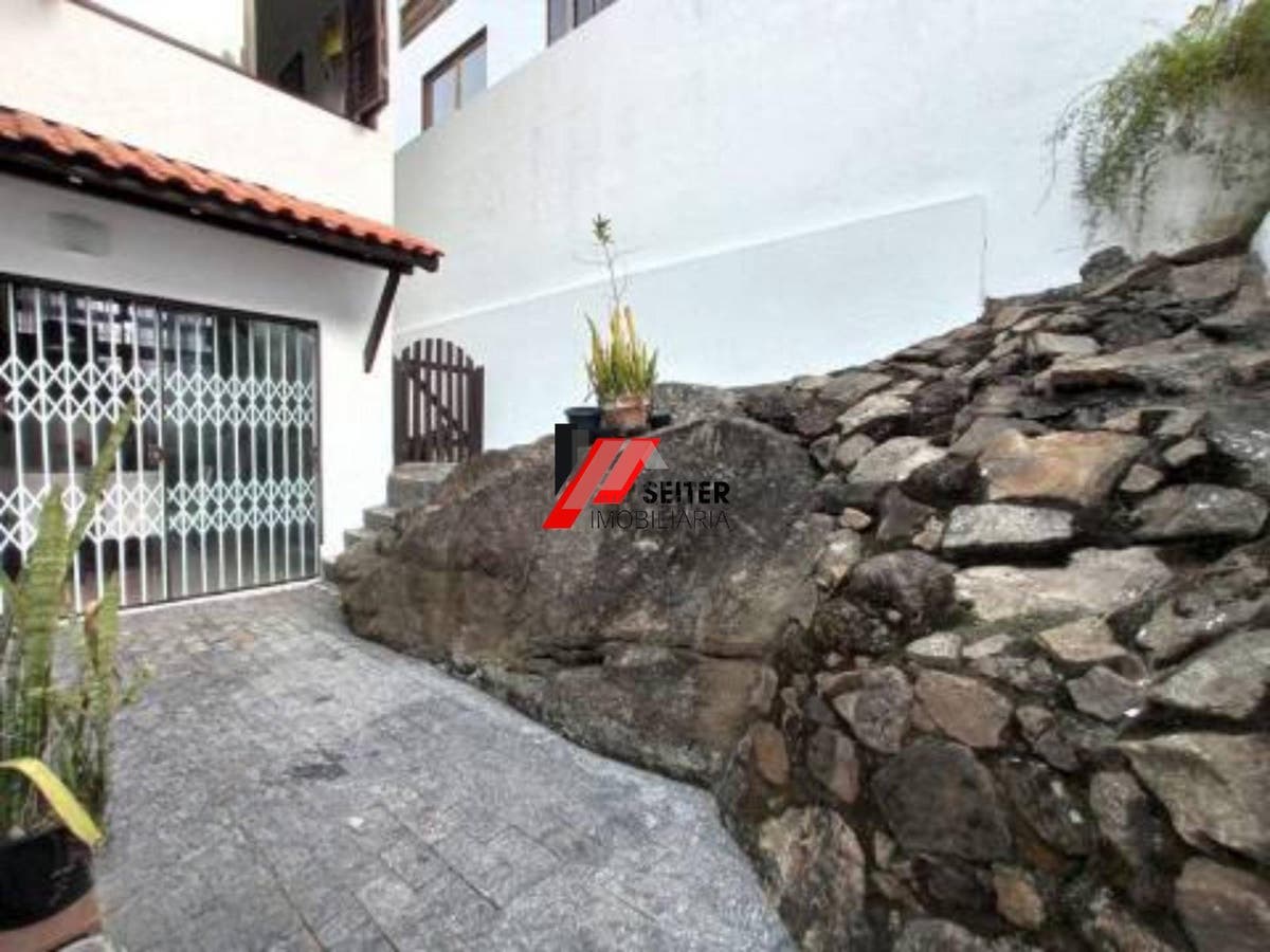 Casa com 3 dormitórios, sendo 1 suíte a venda, com área de 214,82m² Trindade
