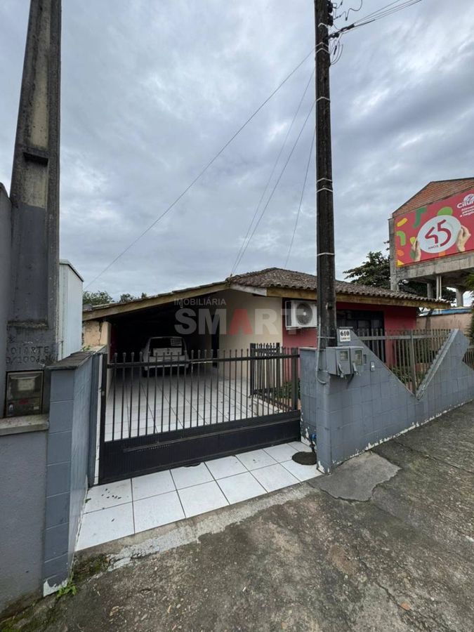 Terreno na Barra com 2 Casas em Ótima Localização