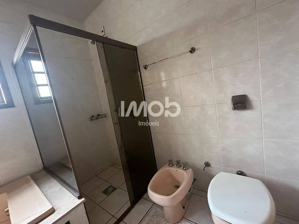 Casa com suíte master + 4 quartos, centro