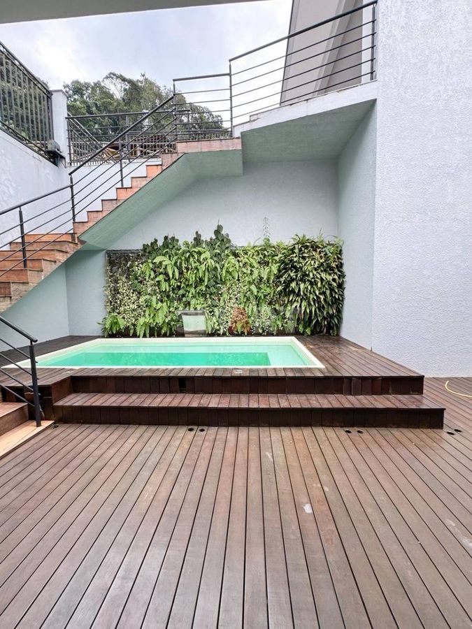 Casa com Piscina no Czerniewicz com 1 Suite e 2 Quartos