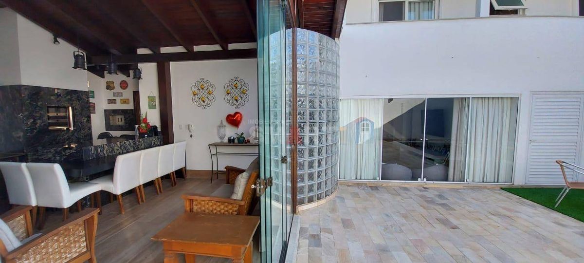 Casa com 4 Suítes no Bairro Nova Brasília