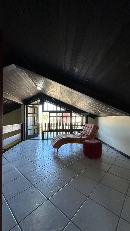 Casa com Suíte + 3 Quartos no Amizade