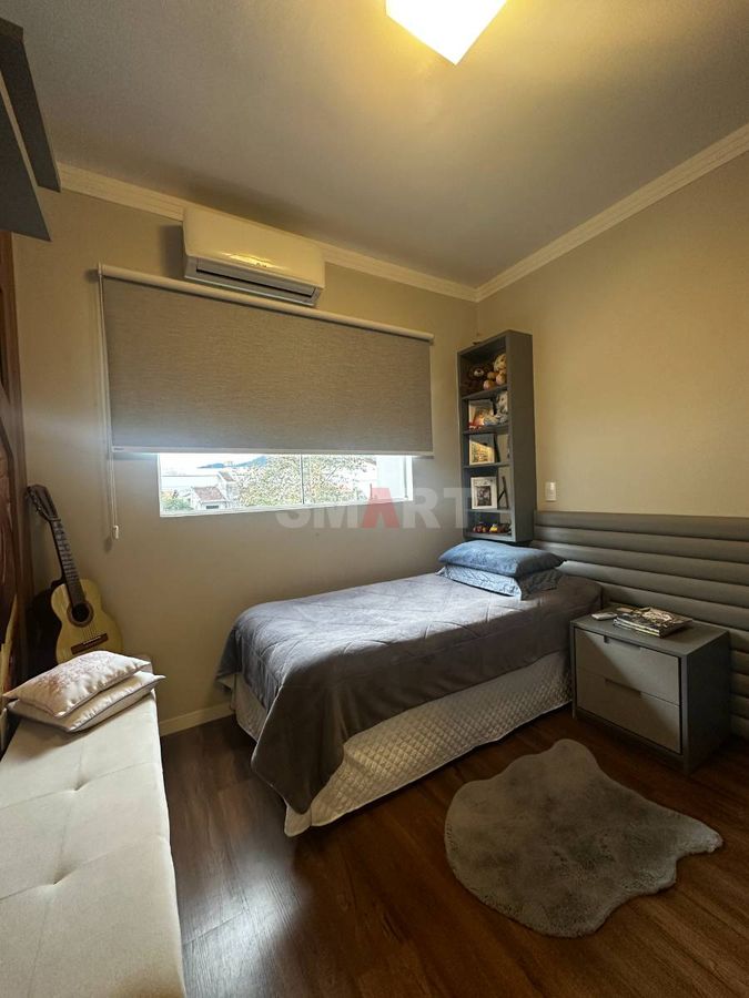 Geminado com 3 quartos e piscina semimobiliado