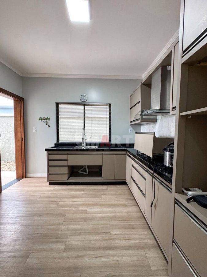 Casa com 01 Suíte + 02 Quartos e Amplo Terreno à Venda