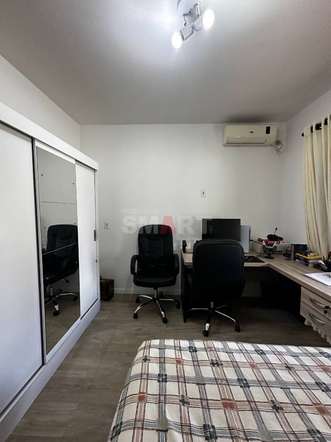 Casa semimobiliada com amplo terreno e 3 dormitórios