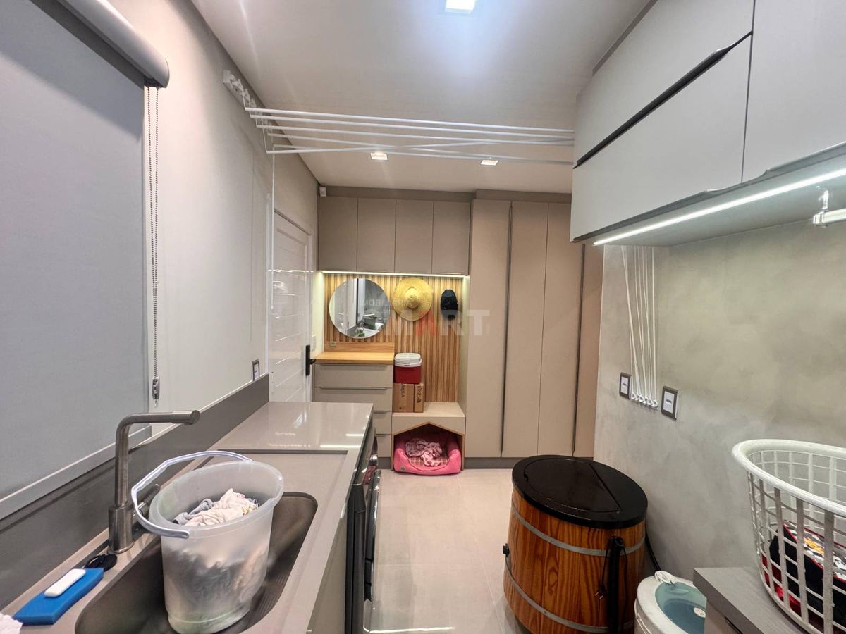 Casa de Alto Padrão com Edícula no Bairro Rau com 3 Suítes