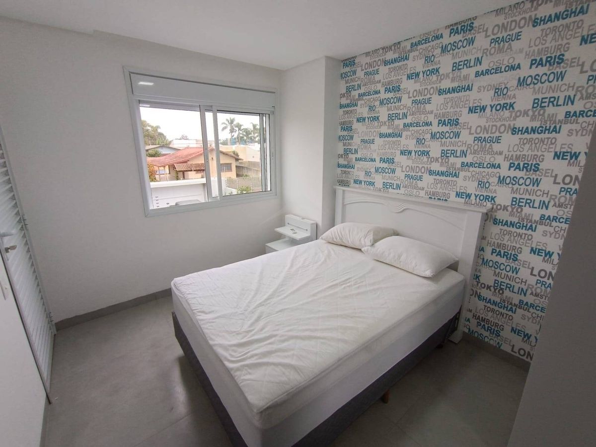 Sobrado quadra mar, com 3 quartos sendo 1 suite, cambijú