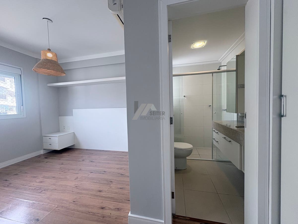 Apartamento mobiliado de 4 dormitorios sendo 2 suites com 3 vagas de garagem a venda Itacorubi