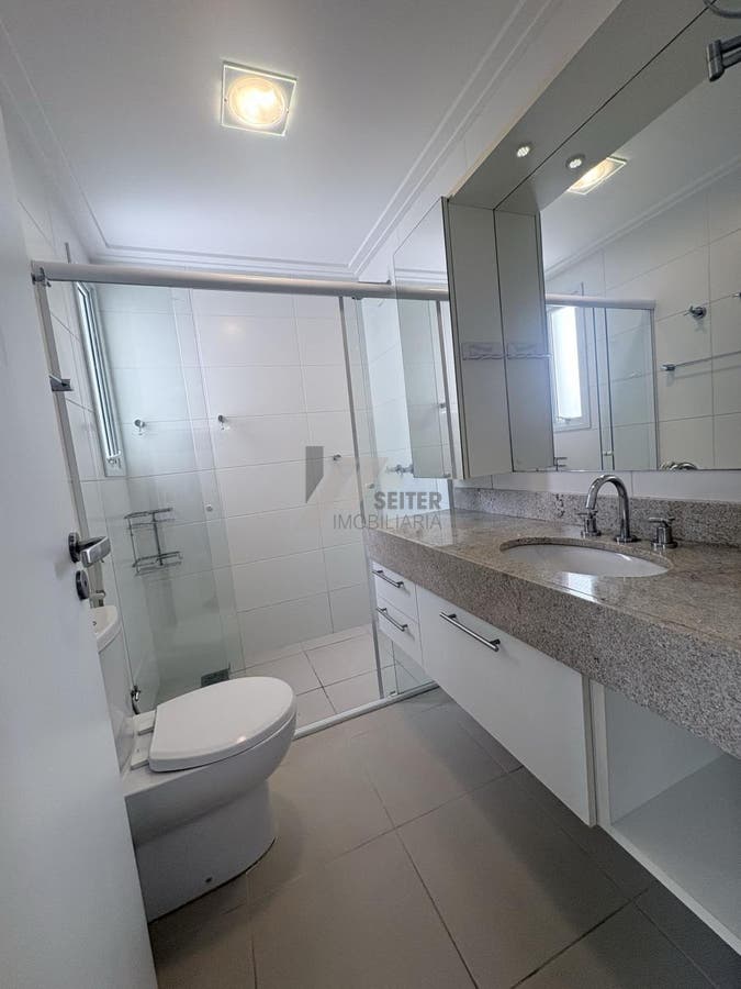 Apartamento mobiliado de 4 dormitorios sendo 2 suites com 3 vagas de garagem a venda Itacorubi