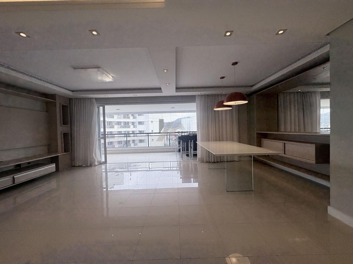 Apartamento mobiliado de 4 dormitorios sendo 2 suites com 3 vagas de garagem a venda Itacorubi