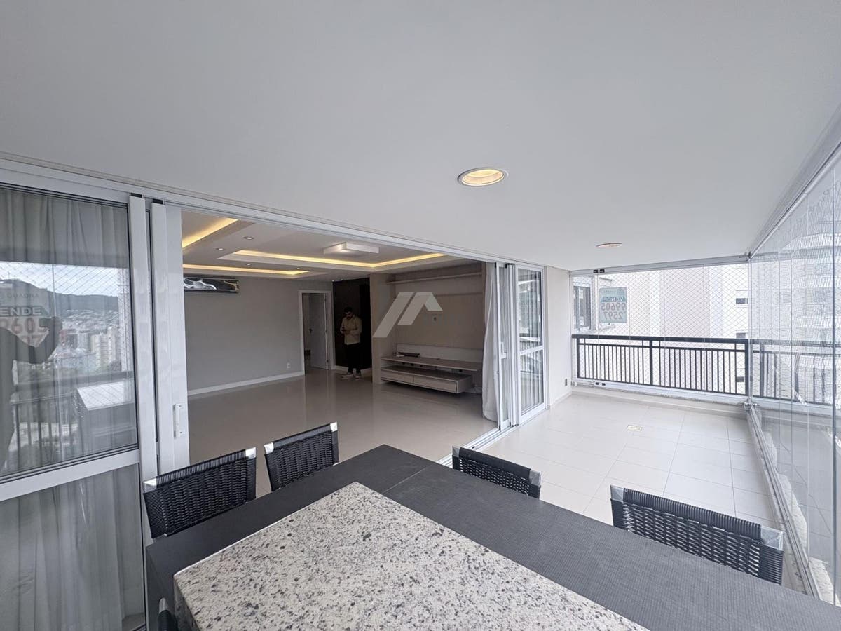 Apartamento mobiliado de 4 dormitorios sendo 2 suites com 3 vagas de garagem a venda Itacorubi