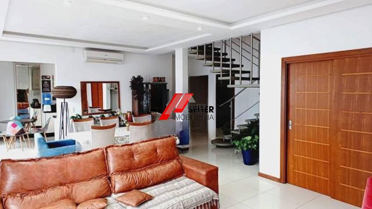 Casa com 4 dormitórios no Campeche