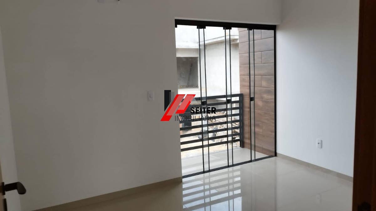 Casa à venda em Florianópolis-SC, bairro Campeche: 3 quartos, 2 suítes, 3 salas, 3 banheiros, 1 vaga de garagem, 182m² de área.