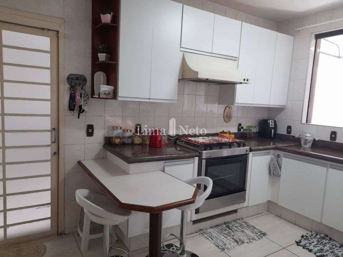 Casa sobrado, 234 m2, 3 dorms ( 1 suíte com closet ) 4 vagas