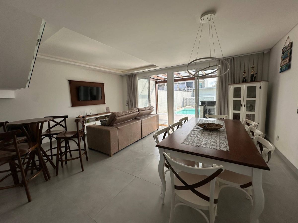Sobrado quadra mar, com 3 quartos sendo 1 suite, cambijú