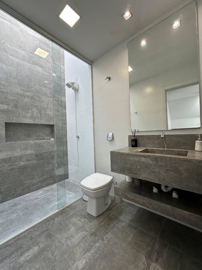 Sobrado quadra mar, com 3 quartos sendo 1 suite, cambijú