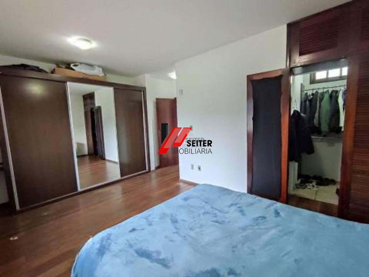 Casa com 3 dormitórios, sendo 1 suíte a venda, com área de 214,82m² Trindade