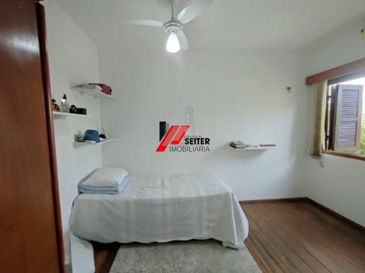 Casa com 3 dormitórios, sendo 1 suíte a venda, com área de 214,82m² Trindade
