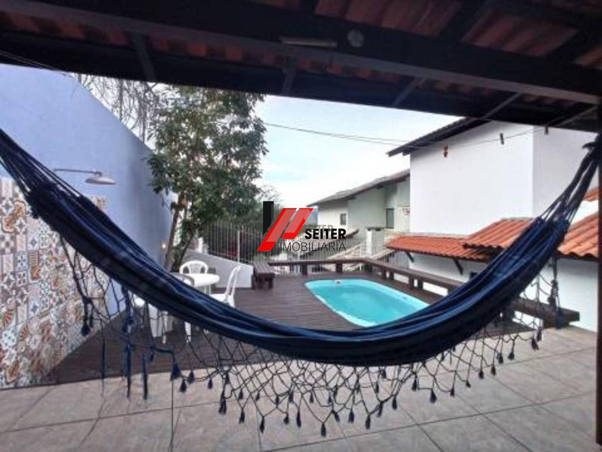 Casa com 3 dormitórios, sendo 1 suíte a venda, com área de 214,82m² Trindade