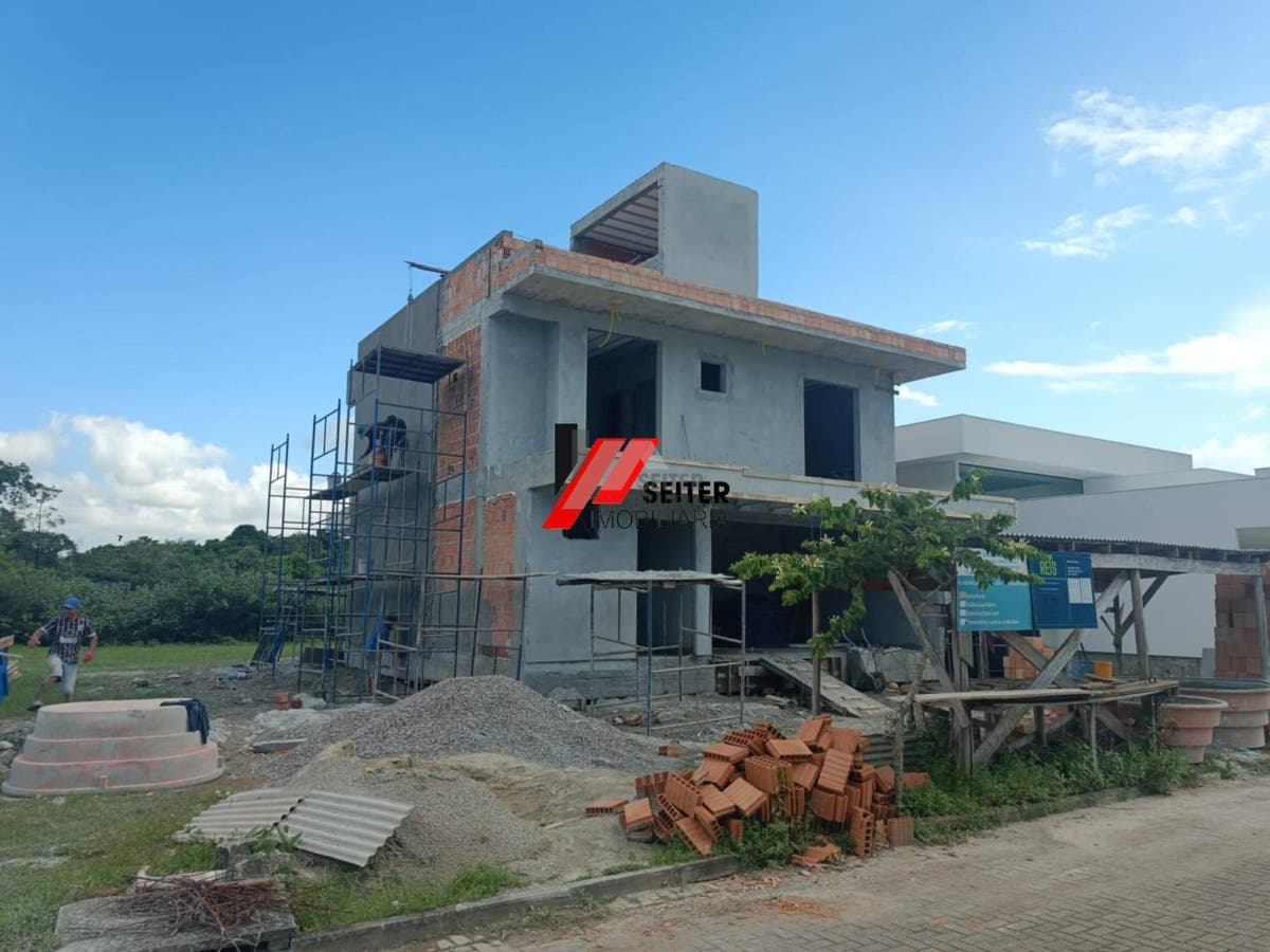 Casa de alto padrão à venda em Canasvieiras
