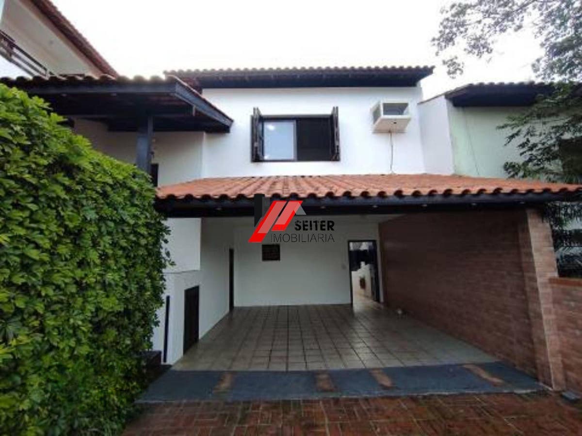 Casa com 3 dormitórios, sendo 1 suíte a venda, com área de 214,82m² Trindade