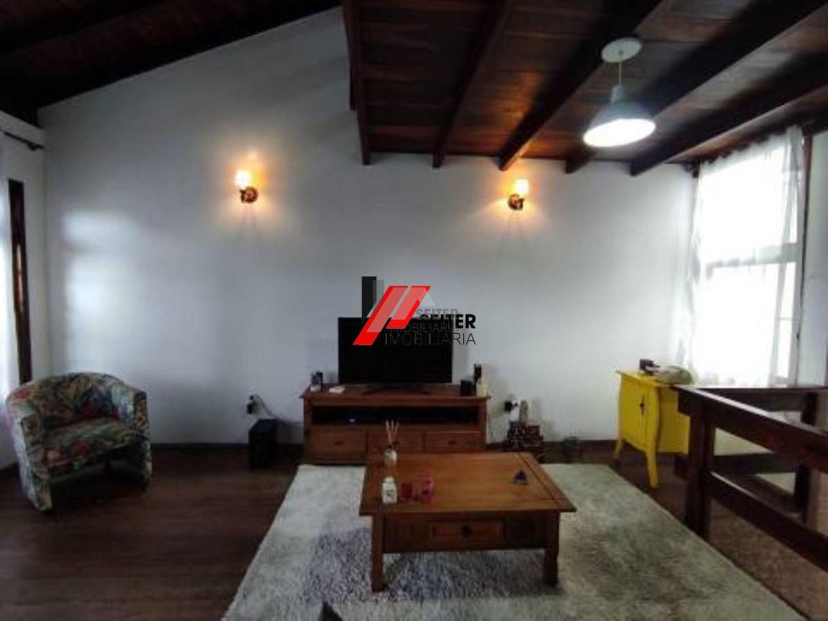 Casa com 3 dormitórios, sendo 1 suíte a venda, com área de 214,82m² Trindade