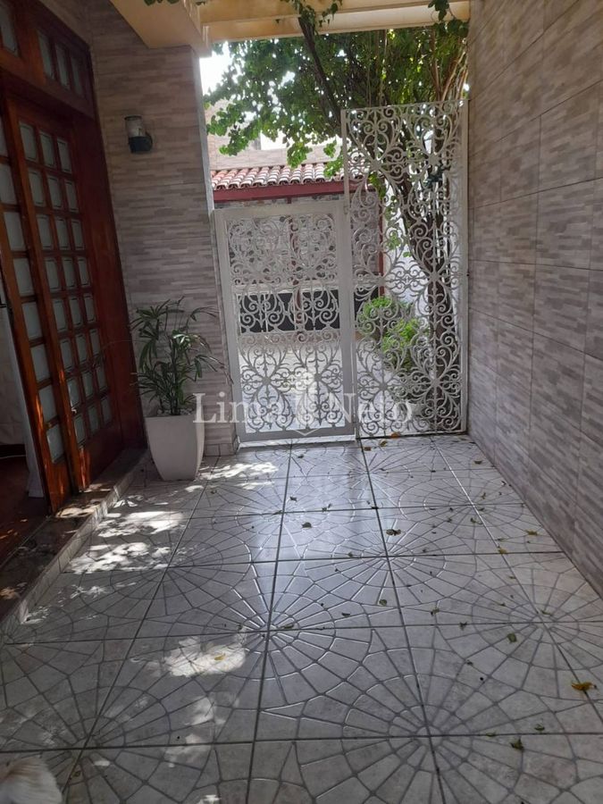 Casa sobrado, 234 m2, 3 dorms ( 1 suíte com closet ) 4 vagas