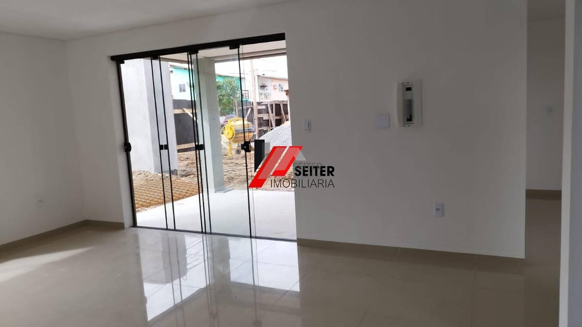 Casa à venda em Florianópolis-SC, bairro Campeche: 3 quartos, 2 suítes, 3 salas, 3 banheiros, 1 vaga de garagem, 182m² de área.