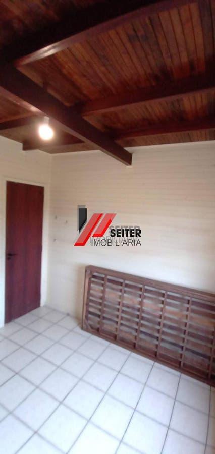 Casa à venda na praia do Santinho com terreno grande à500 metros do mar