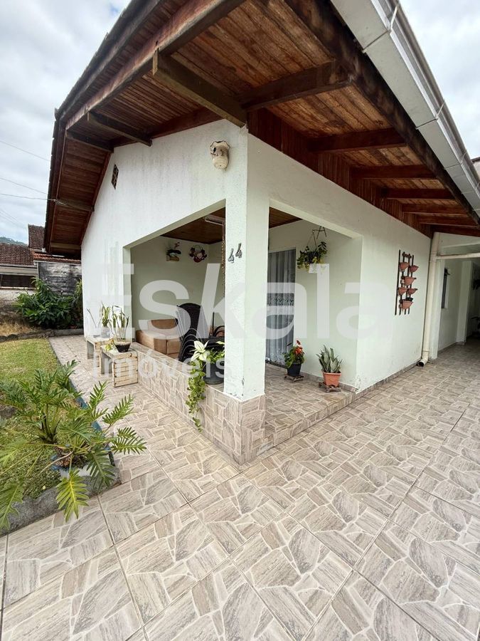 Casa Residencial, Contendo 04 Dormitórios + 04 Vagas de Garagem, Barra do Rio Cerro