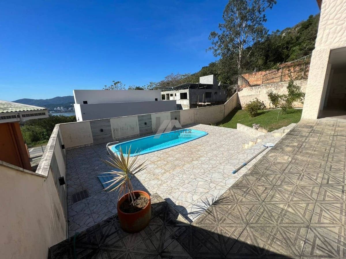 Casa para locação com 3 dormitórios sendo 1 suíte em Florianópolis Centro