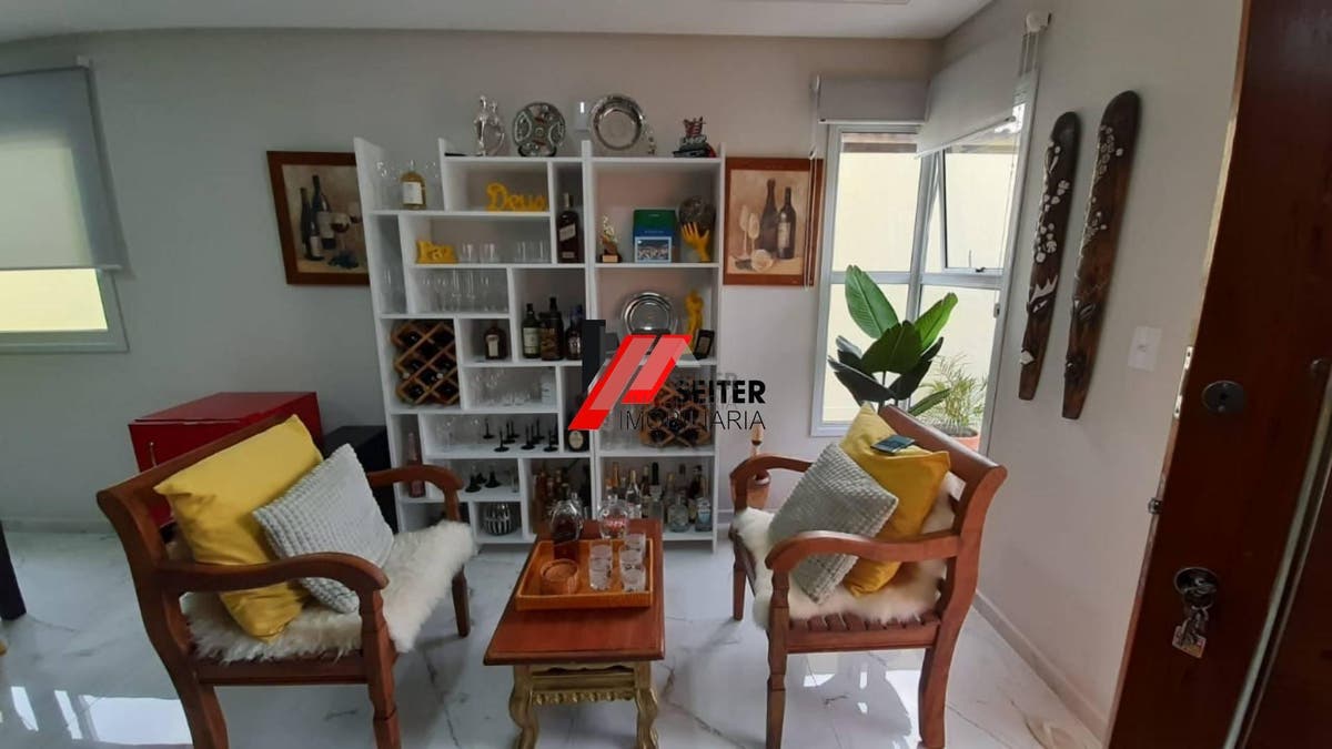Casa de 4 dormitórios à venda no bairro Rio Vermelho em Florianópolis